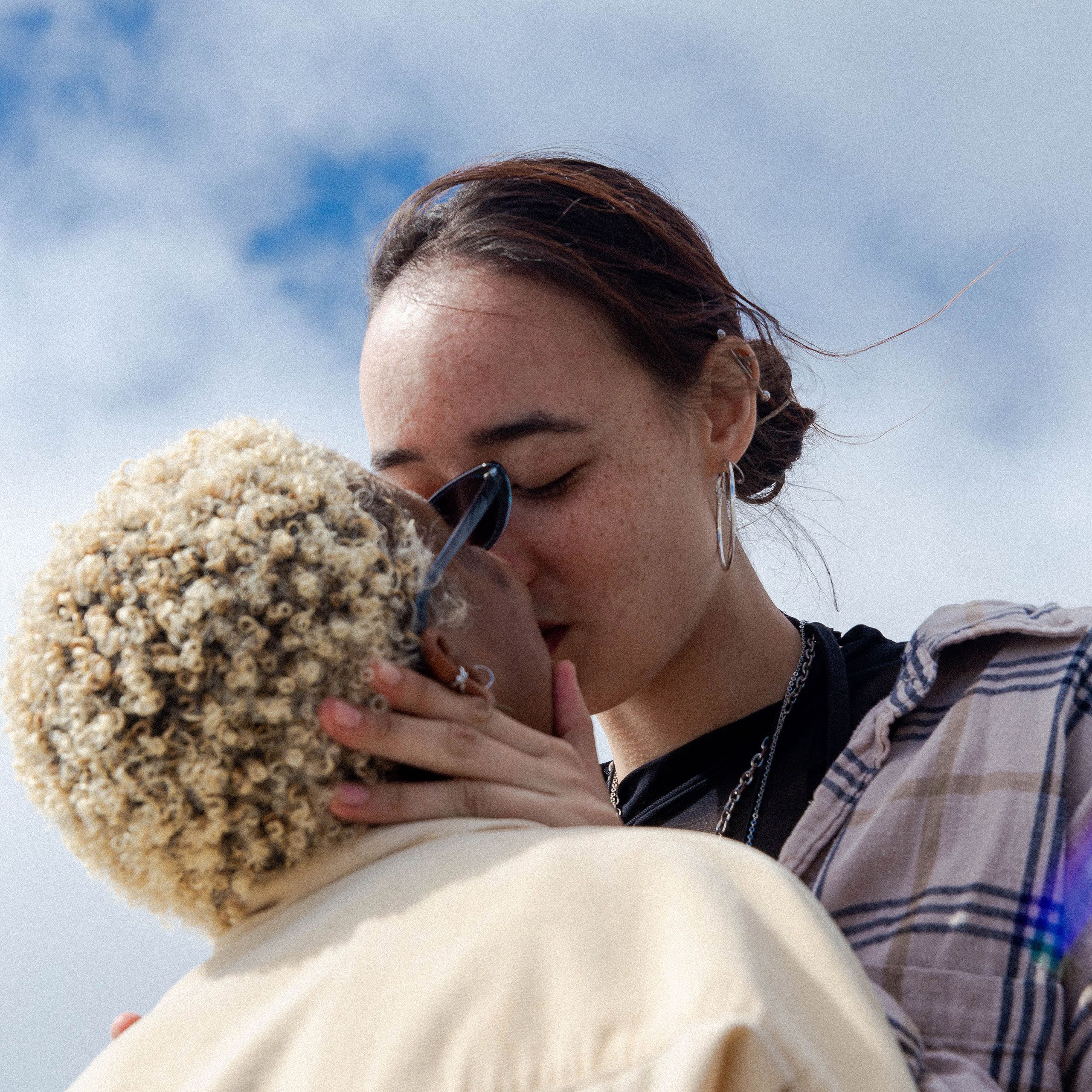 Kvinnor kysser, pussar och smittar med herpesvirus